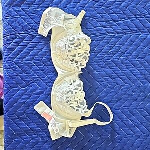 Victoria's Secret White lace 34B bra